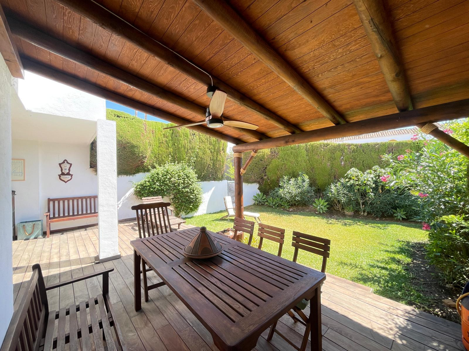 Casa Adosada de 3 Dormitorios en venta en Estepona