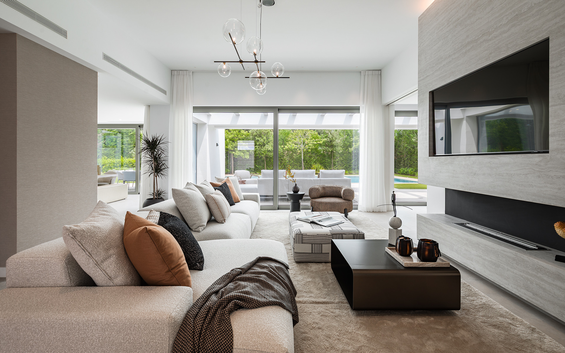 Casa de 5 Dormitorios y 5 Baños en venta en El Paraíso, Estepona