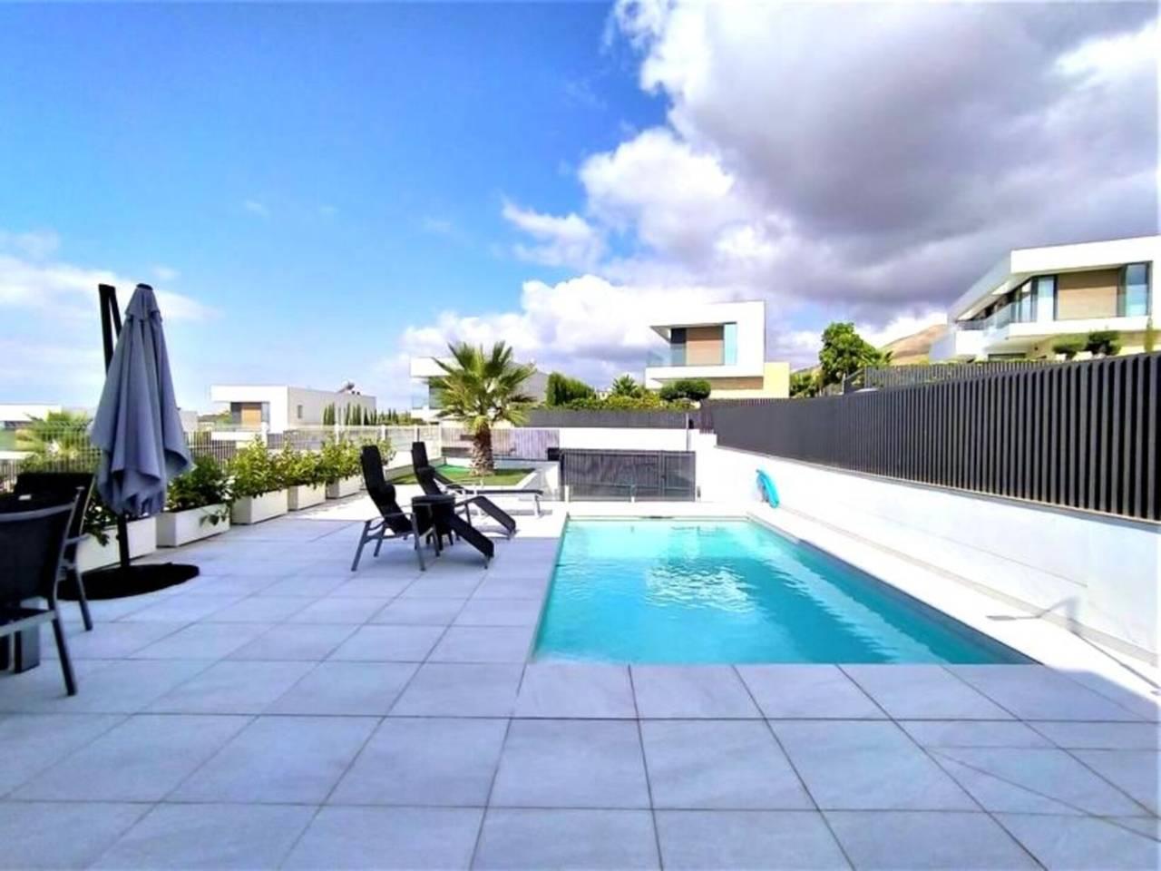 Casa Adosada de 3 Dormitorios y 3 Baños en venta en Benidorm Centro Urbano