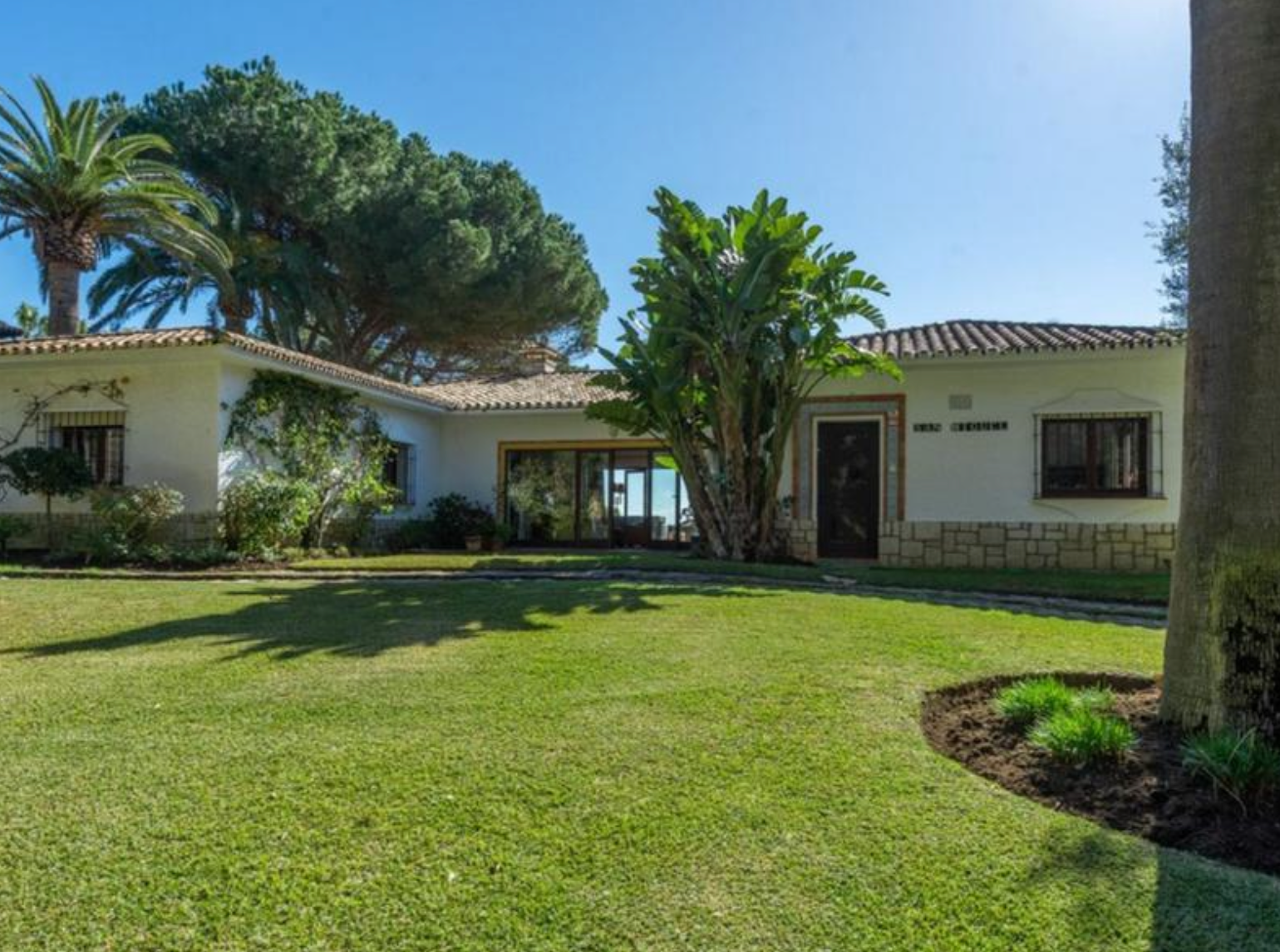 Casa de 5 Dormitorios en venta en Nueva Milla de Oro, Estepona