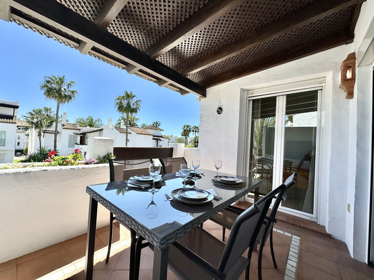 Piso de 2 Dormitorios y 2 Baños en venta en Cancelada, Estepona
