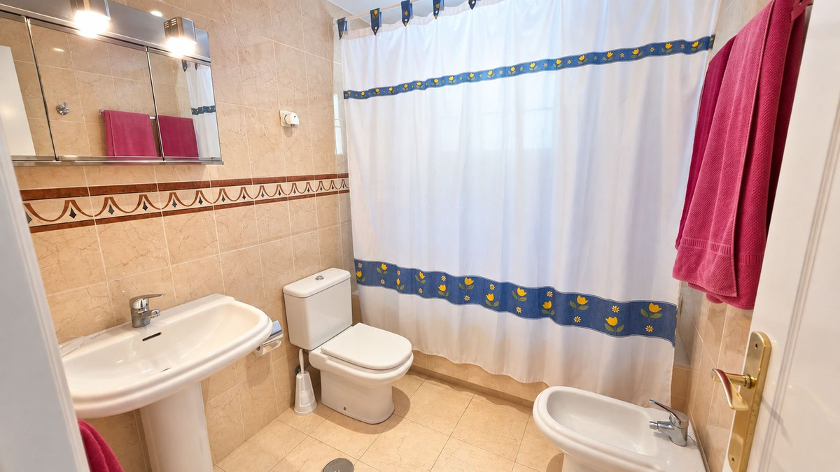 Piso de 3 Dormitorios y 2 Baños en venta en Estepona