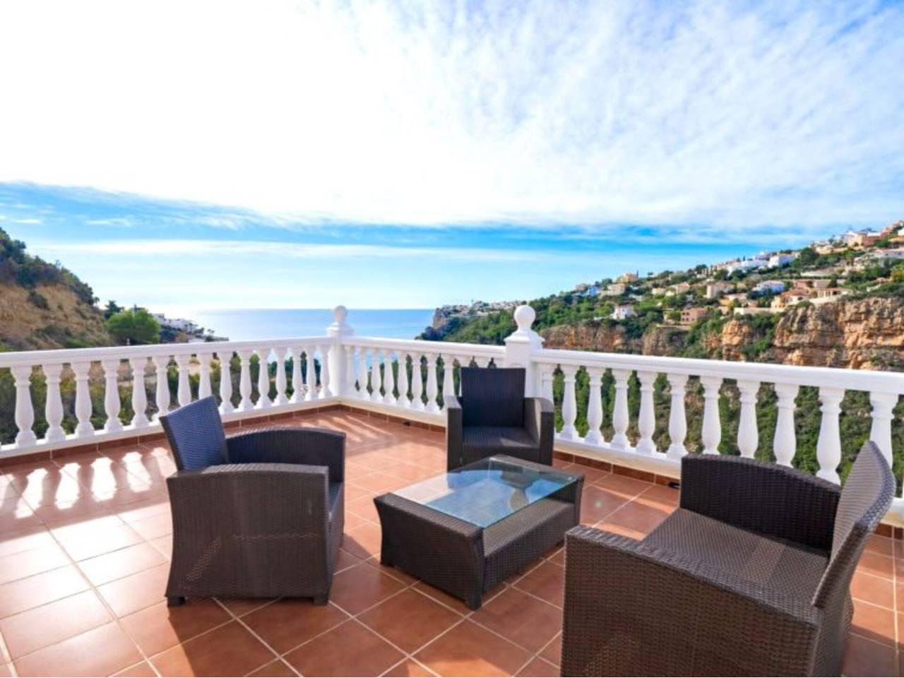 Casa Adosada de 4 Dormitorios y 2 Baños en venta en El Poble Nou de Benitatxell/Benitachell
