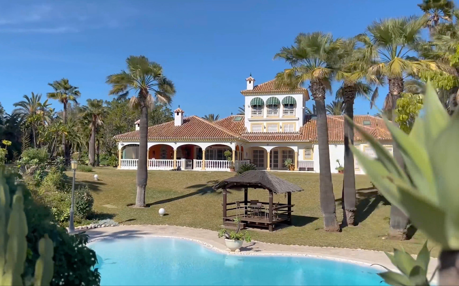Casa de 6 Dormitorios y 7 Baños en venta en Cerros del Aguila, Mijas