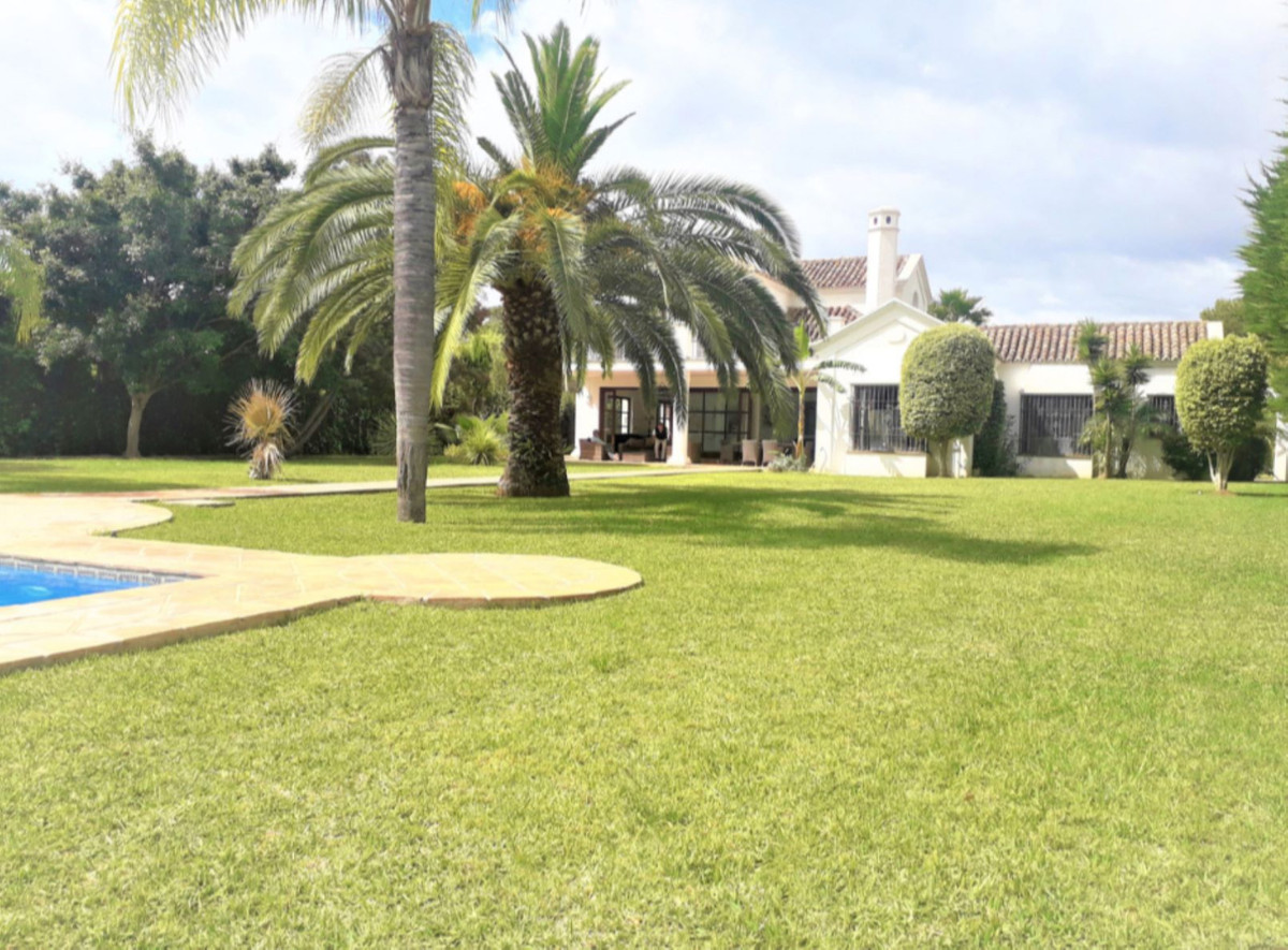 Casa de 5 Dormitorios en venta en Guadalmina Baja, San Pedro de Alcántara