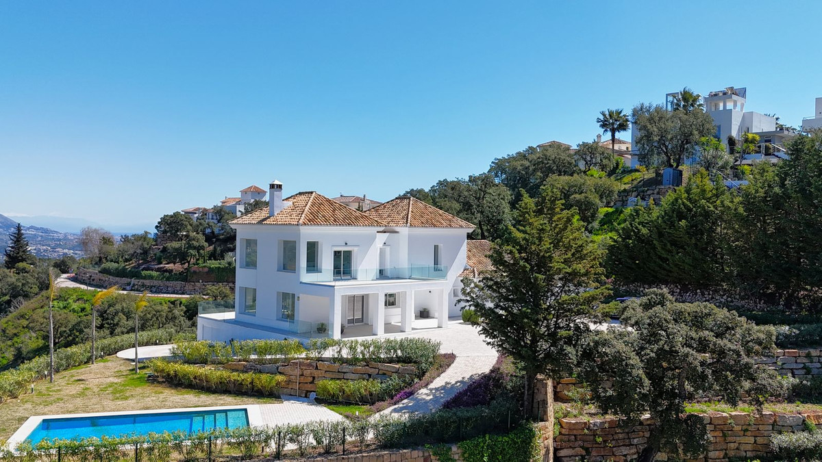 Casa de 4 Dormitorios en venta en La Mairena, Marbella