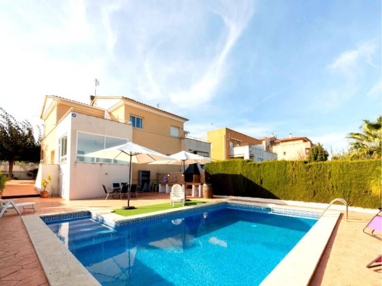 Casa Adosada de 4 Dormitorios y 2 Baños en venta en Torredembarra