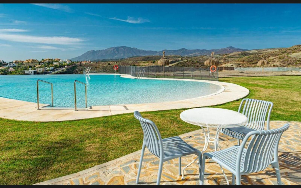 Piso de 3 Dormitorios y 2 Baños en venta en El Paraíso, Estepona