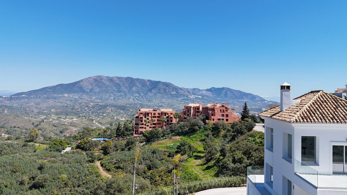 Casa de 4 Dormitorios en venta en La Mairena, Marbella