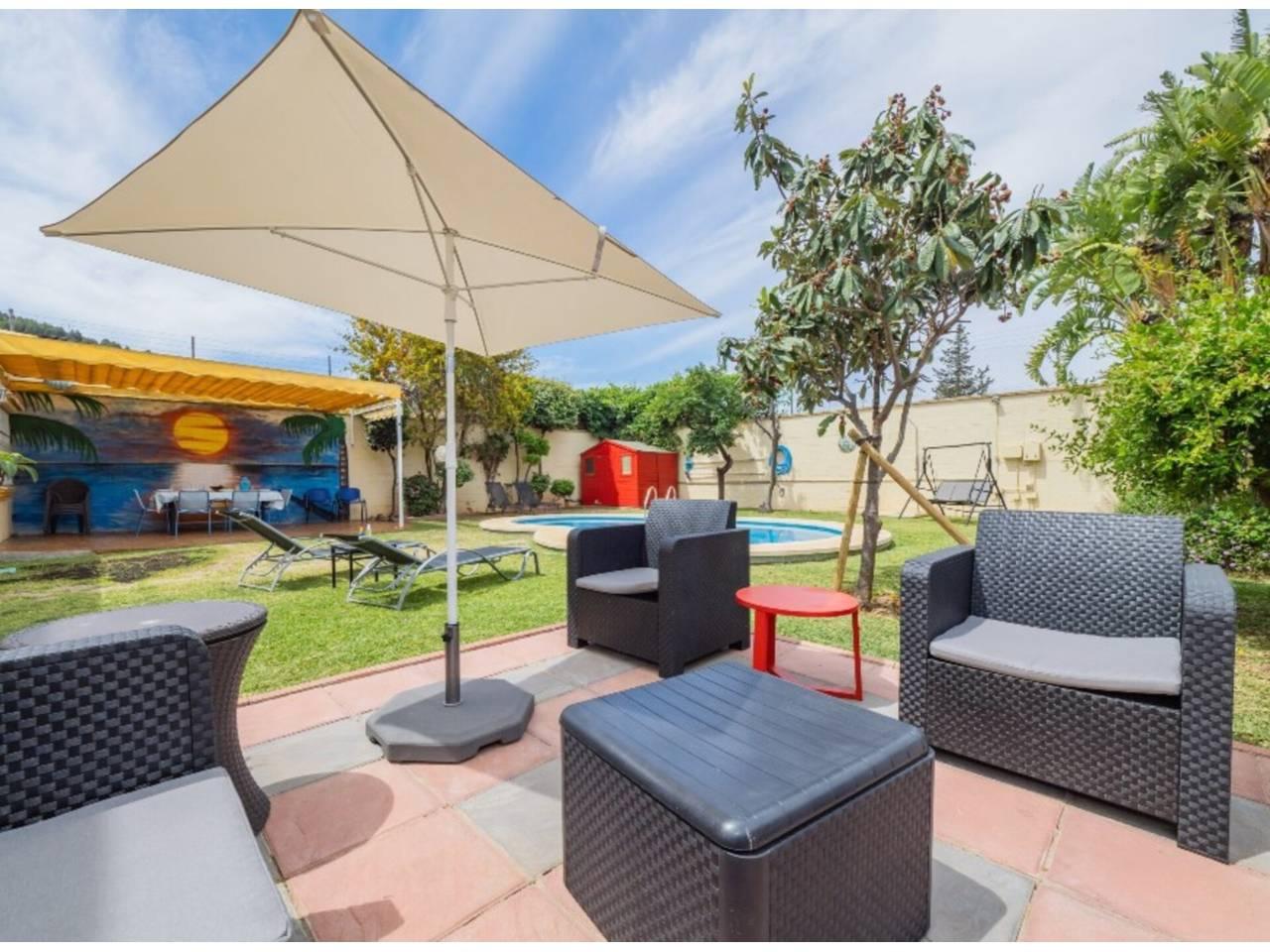 Casa Adosada de 4 Dormitorios en venta en Málaga