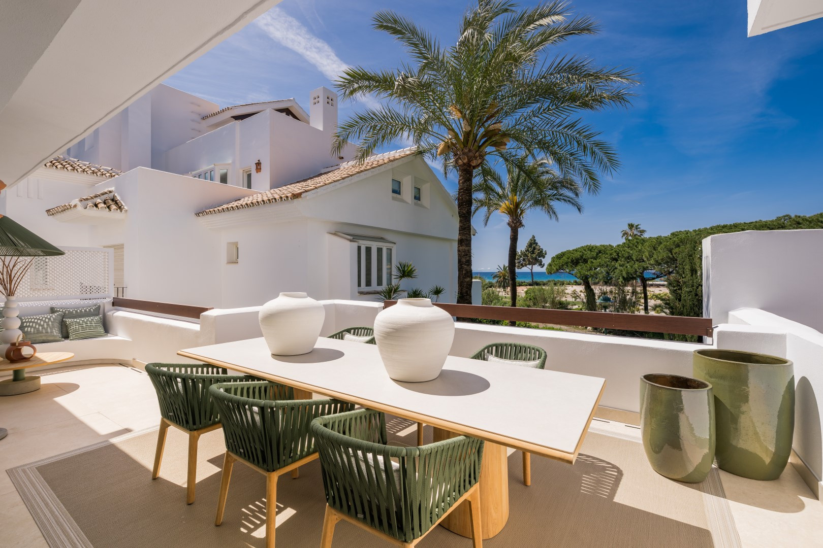 Piso de 3 Dormitorios y 2 Baños en venta en Los Monteros, Marbella