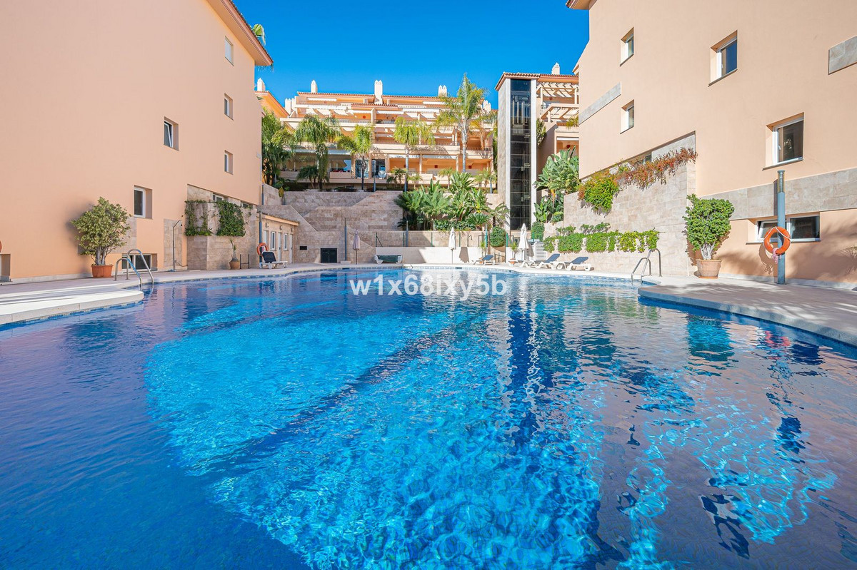 Piso de 2 Dormitorios y 3 Baños en venta en Nueva Andalucía, Marbella