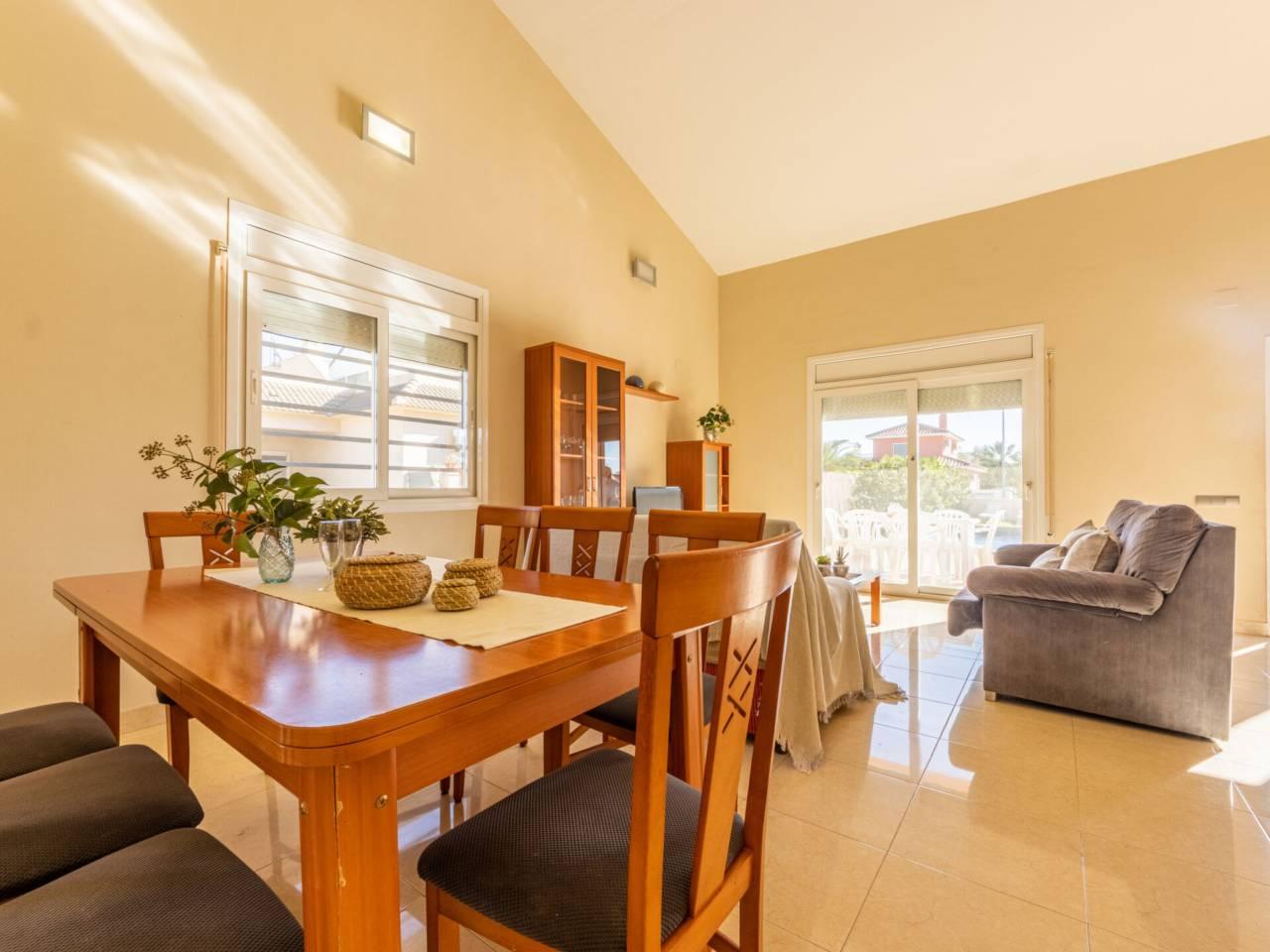 Casa Adosada de 4 Dormitorios y 2 Baños en venta en Deltebre
