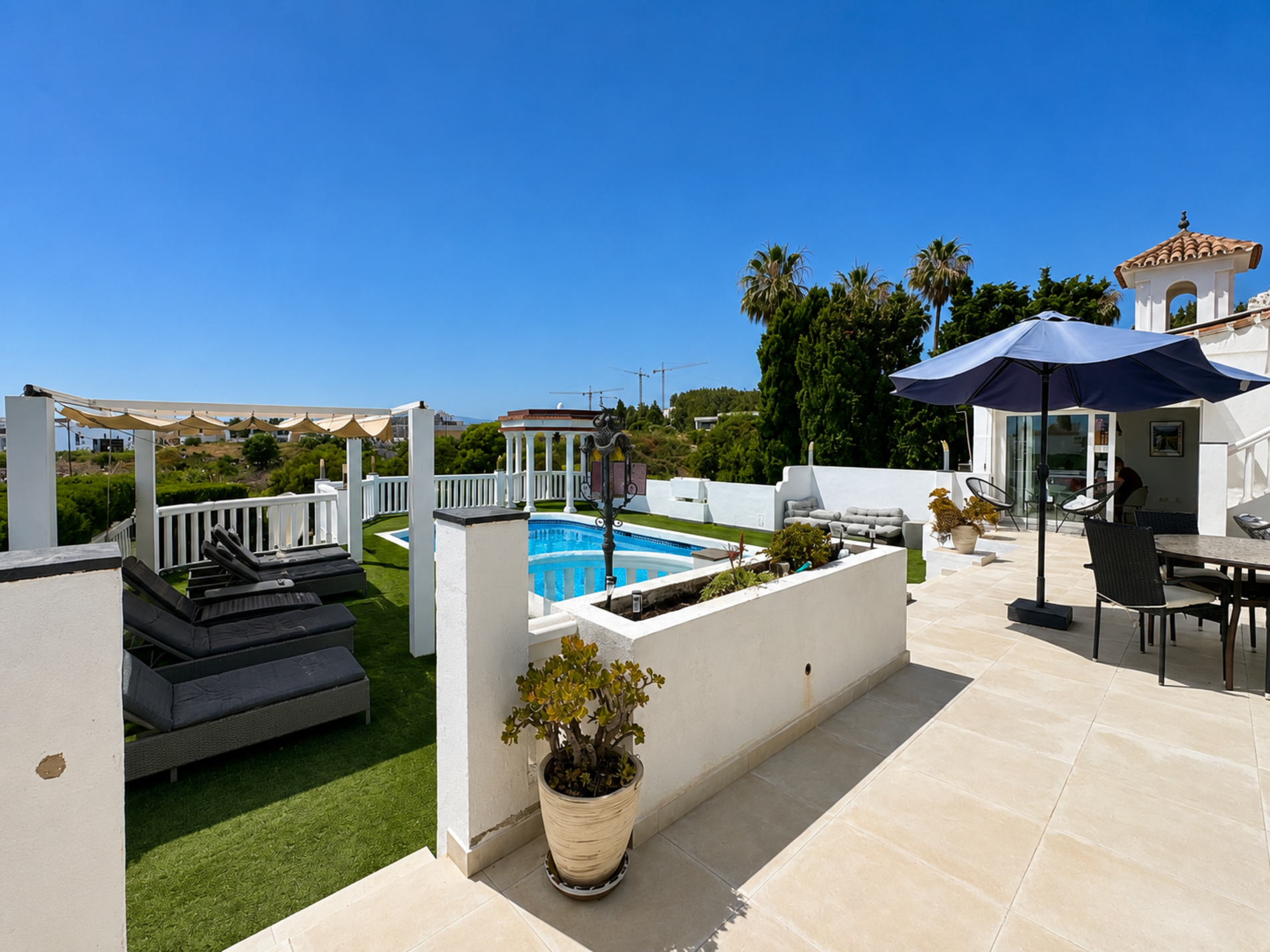 Casa de 6 Dormitorios y 5 Baños en venta en El Faro, Mijas