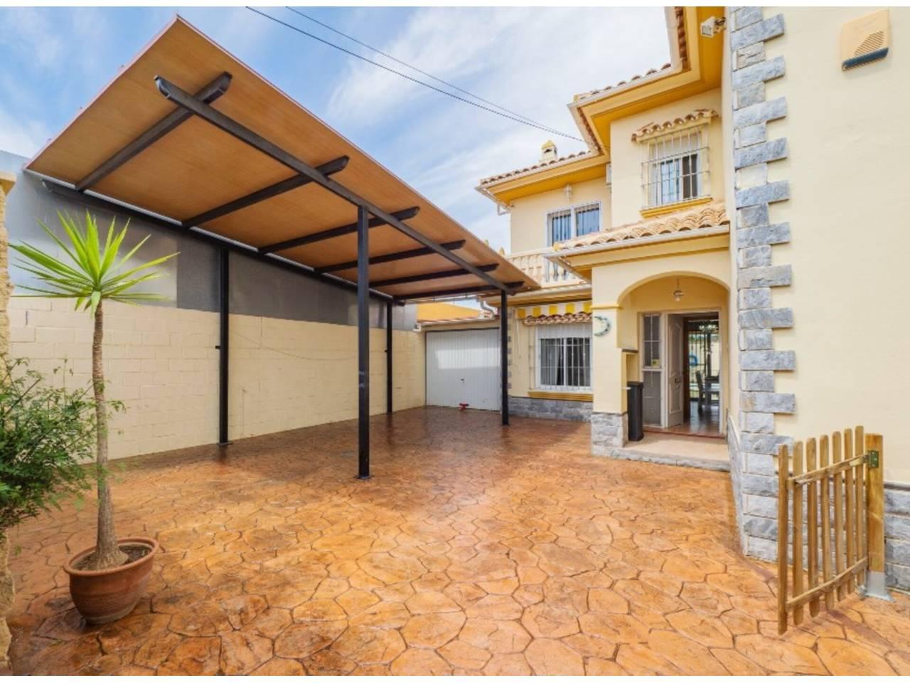 Casa Adosada de 4 Dormitorios en venta en Málaga
