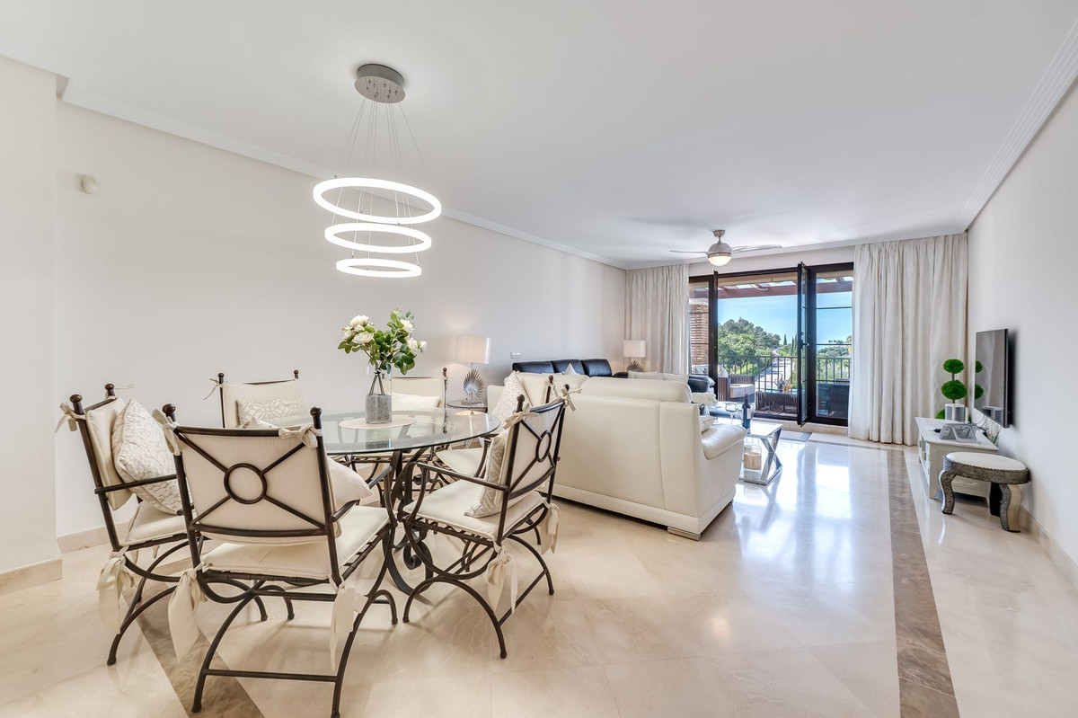 Ático de 3 Dormitorios y 2 Baños en venta en Benahavís
