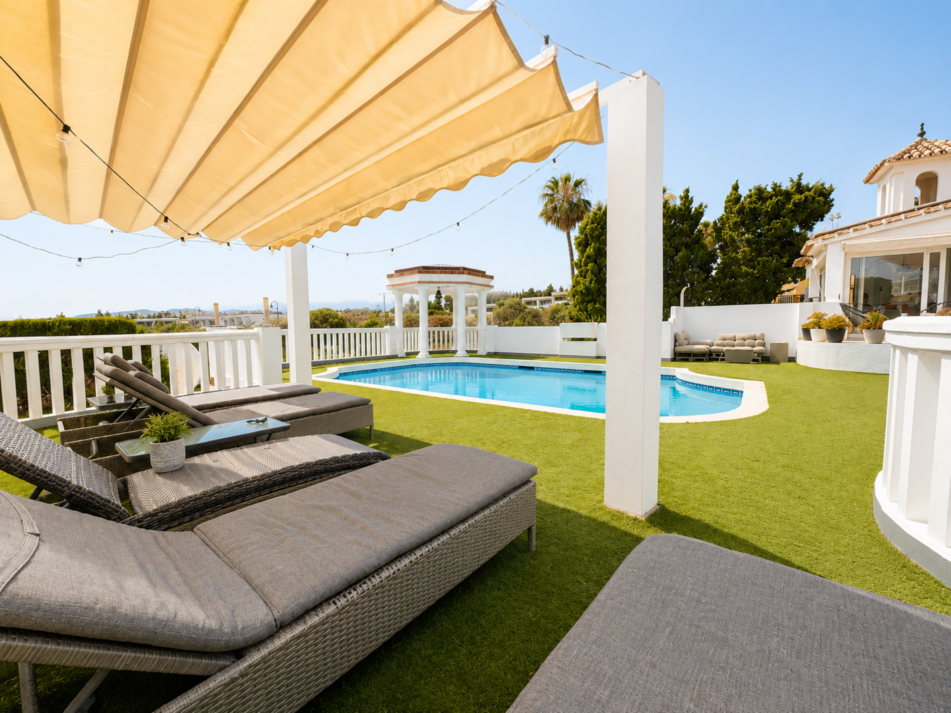 Casa de 6 Dormitorios y 5 Baños en venta en El Faro, Mijas