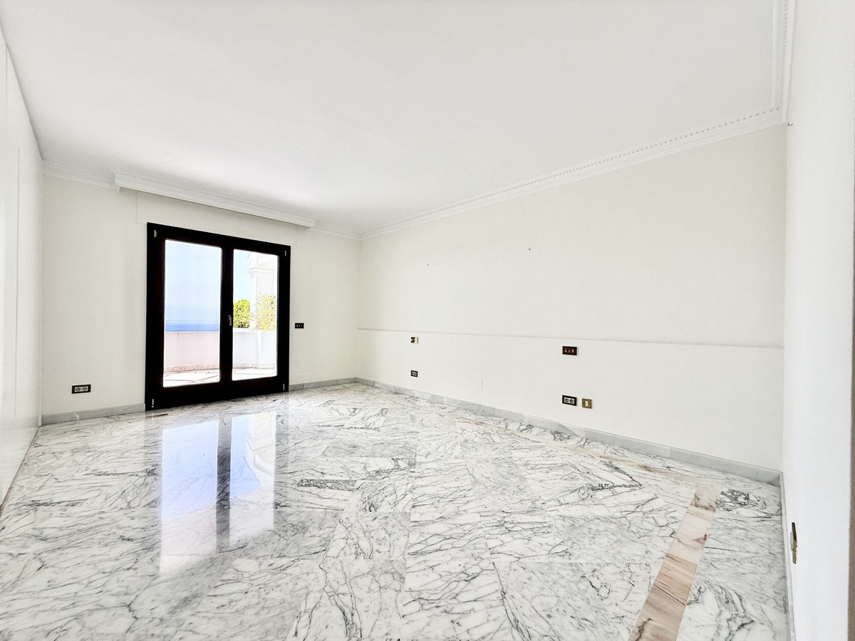 Piso de 4 Dormitorios en alquiler en Milla de Oro, Marbella