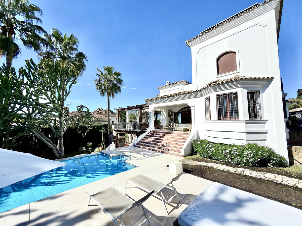 Casa de 5 Dormitorios y 5 Baños en venta en Nueva Andalucía, Marbella