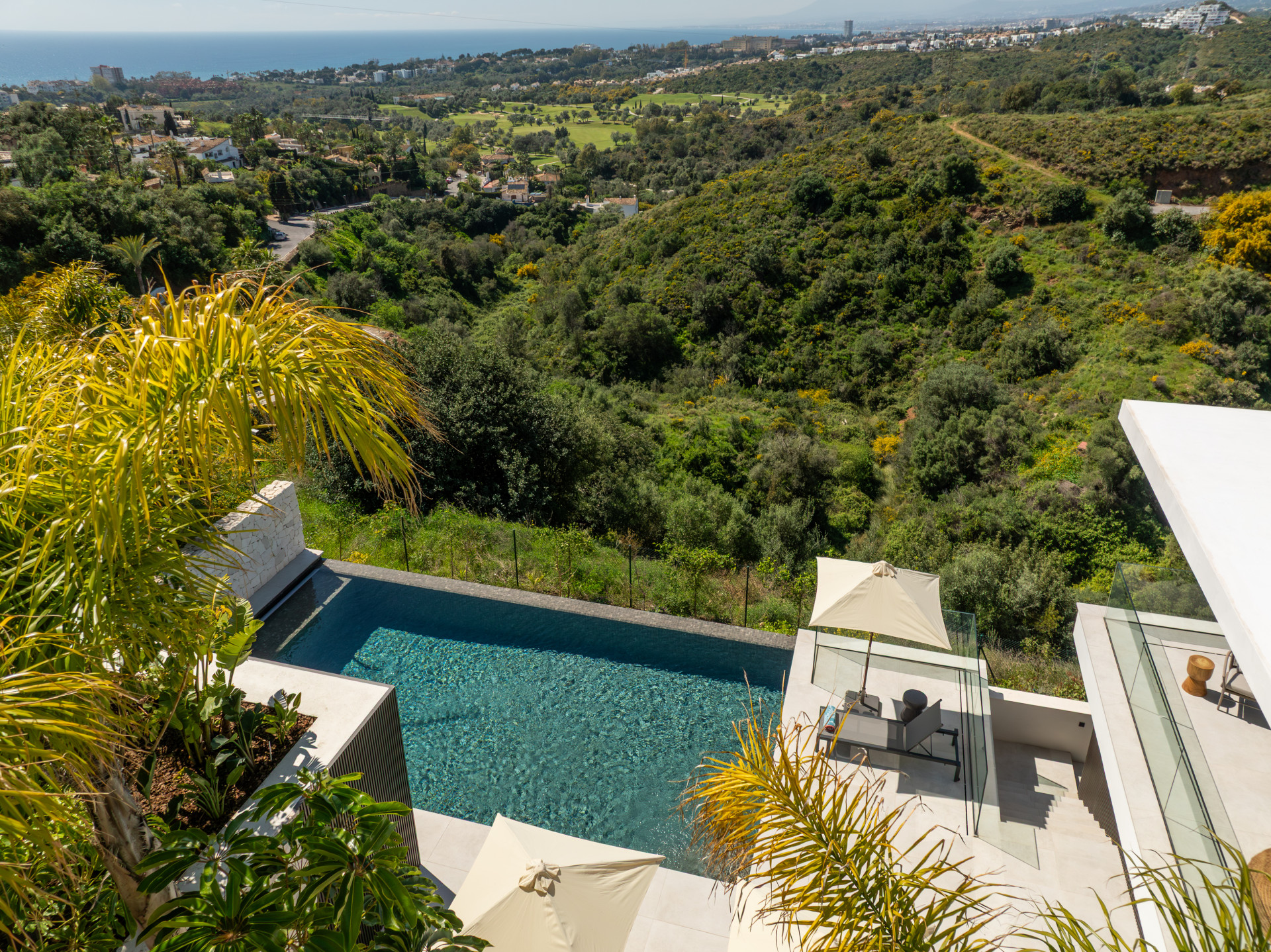 Casa de 4 Dormitorios en venta en El Rosario, Marbella