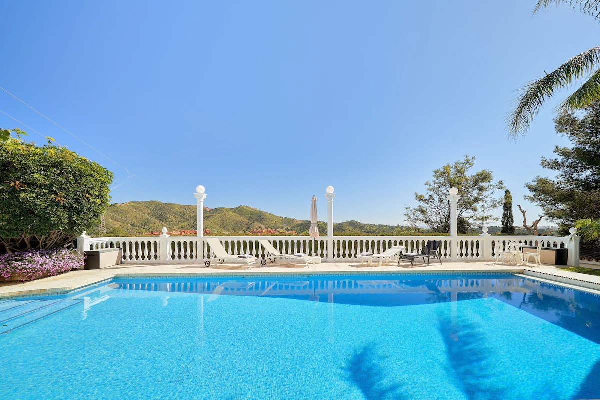 Casa de 6 Dormitorios y 7 Baños en venta en Las Chapas, Marbella