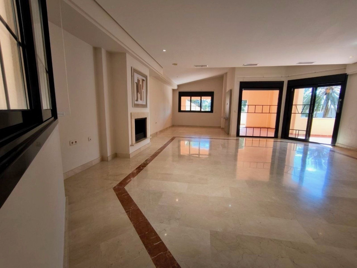 Ático de 3 Dormitorios y 4 Baños en venta en Puerto Banús