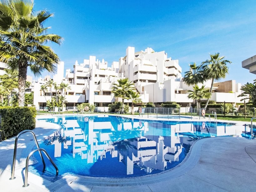 Piso de 2 Dormitorios en venta en La Alqueria, Estepona