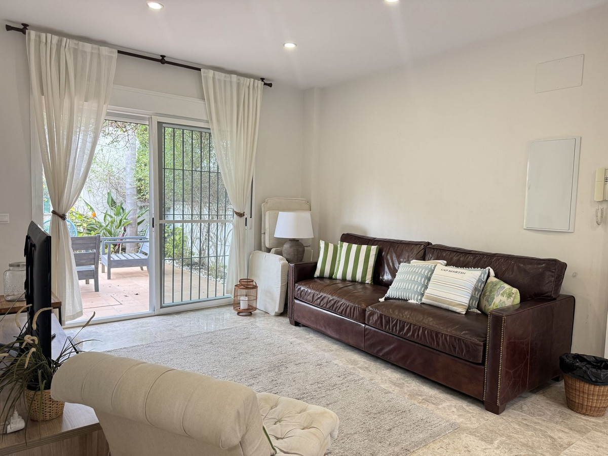 Piso de 2 Dormitorios y 2 Baños en venta en Nueva Andalucía, Marbella