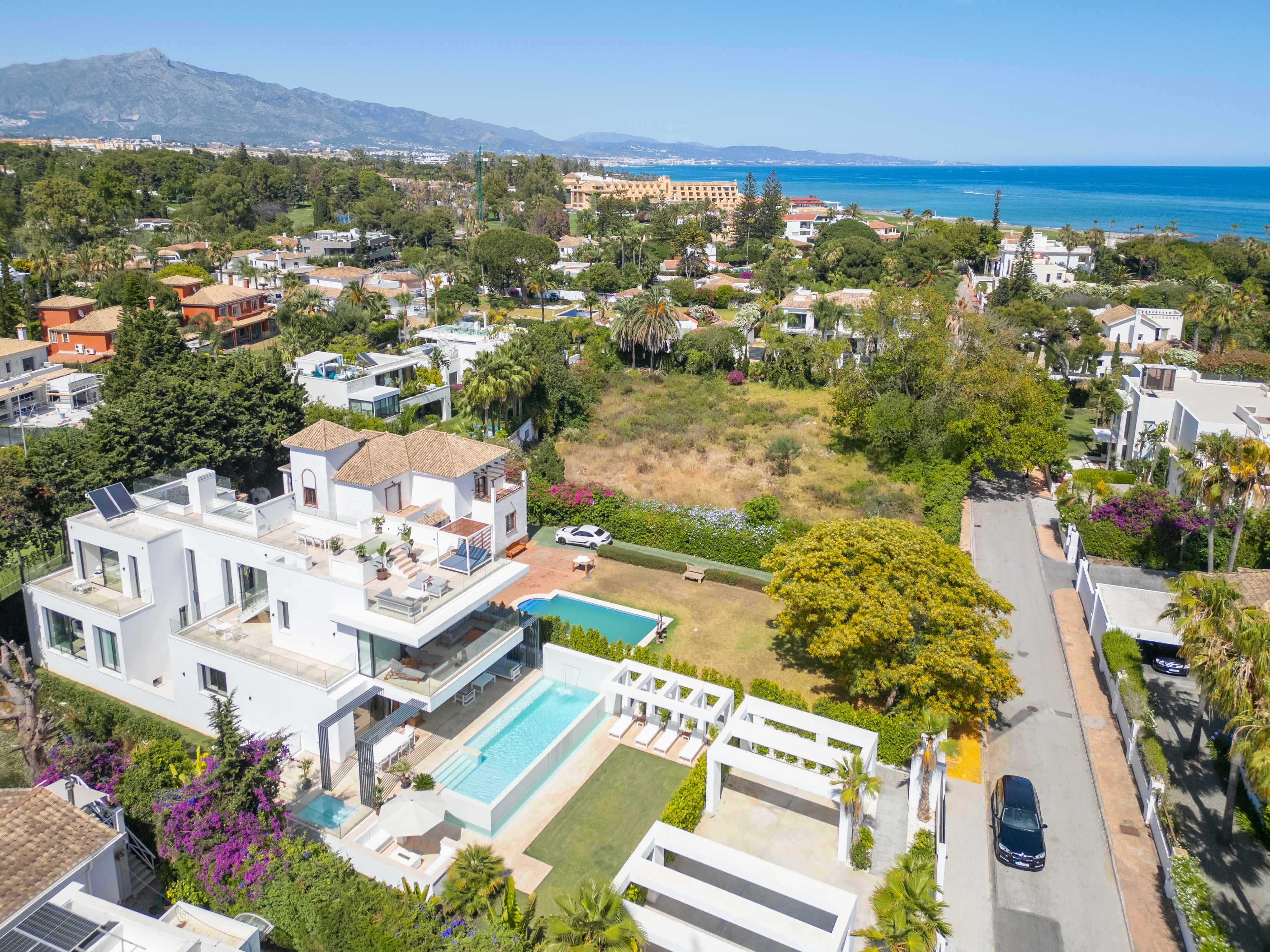 Casa de 7 Dormitorios y 9 Baños en venta en Atalaya, Estepona