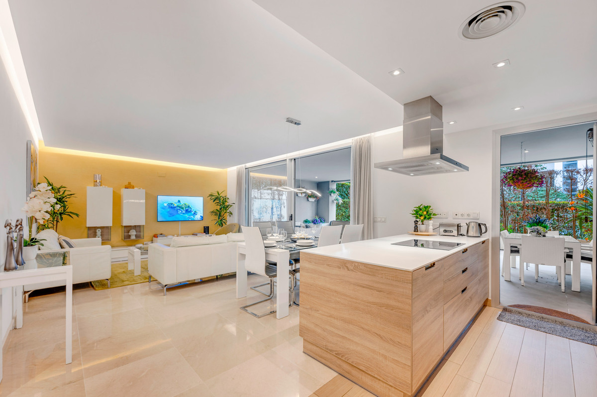 Piso de 3 Dormitorios y 2 Baños en venta en Puerto Banús, Marbella