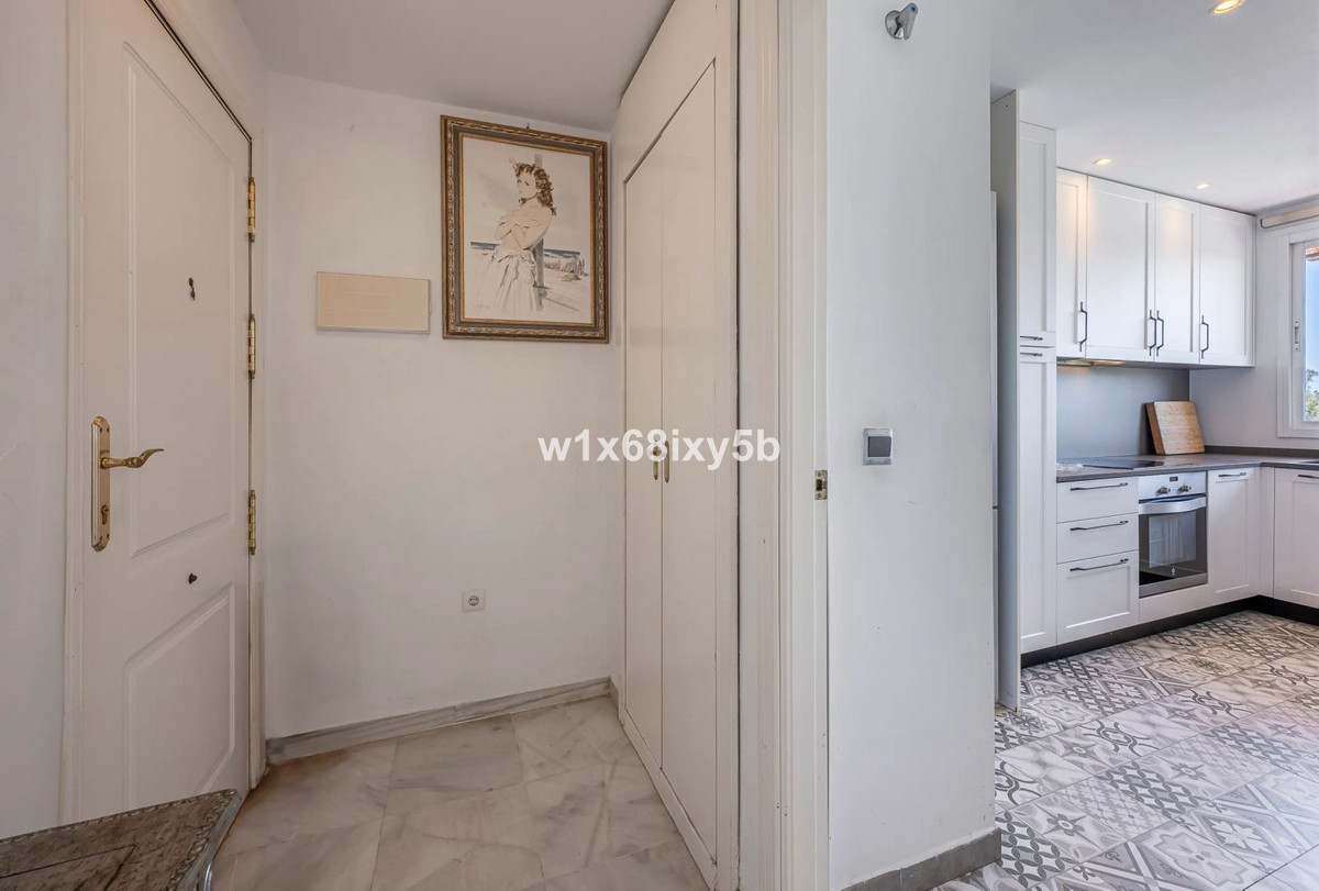 Piso de 2 Dormitorios y 2 Baños en venta en Nueva Andalucía, Marbella