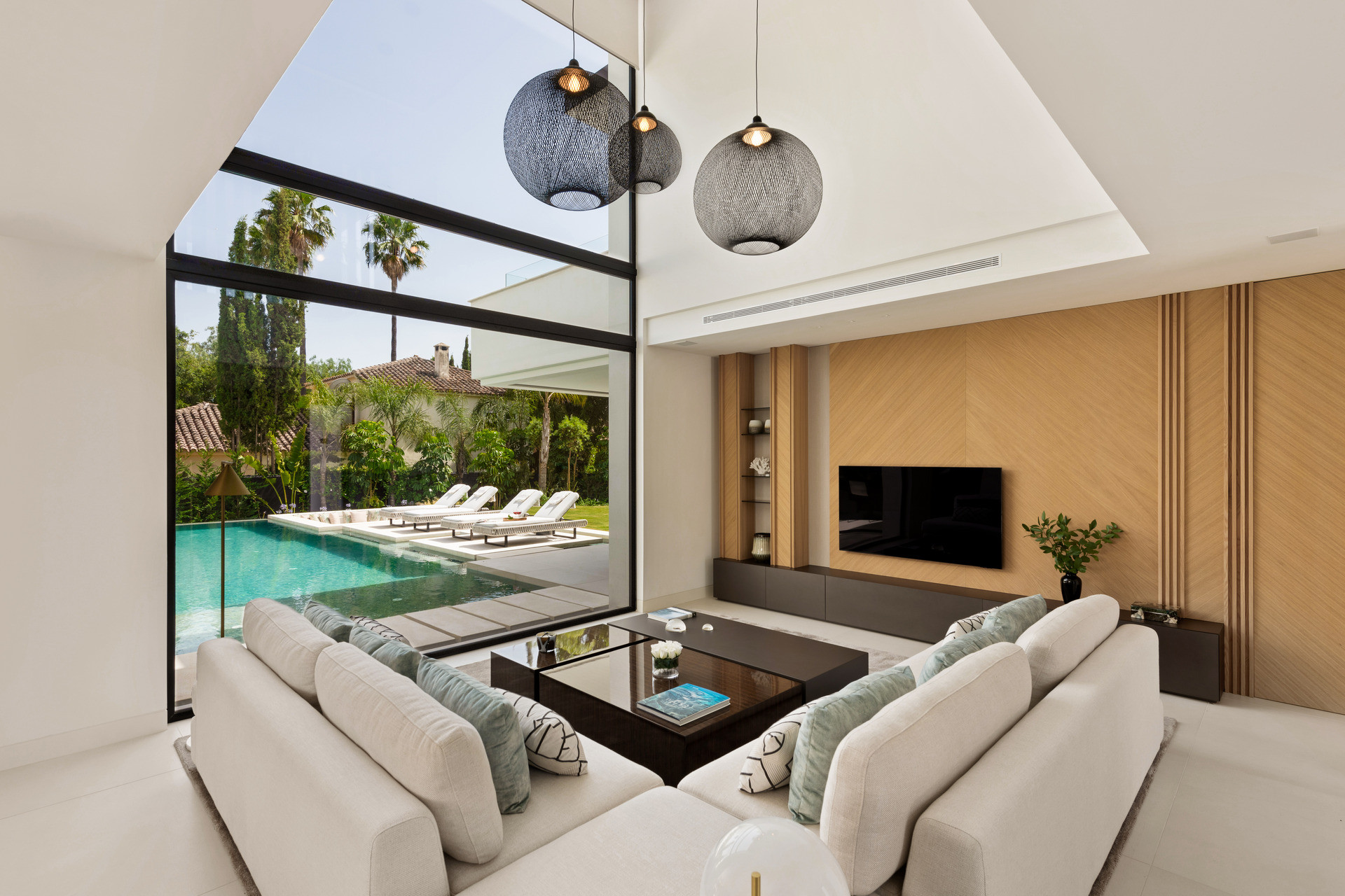 5 Bed, 6 Bath - Villa for Sale in Nueva Andalucia, Marbella