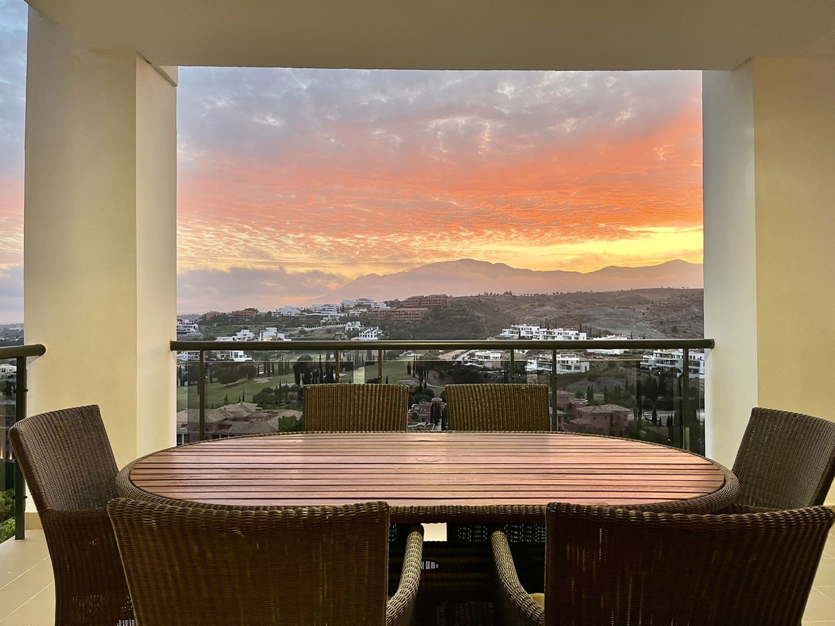 Piso de 2 Dormitorios y 2 Baños en venta en Los Flamingos, Benahavís