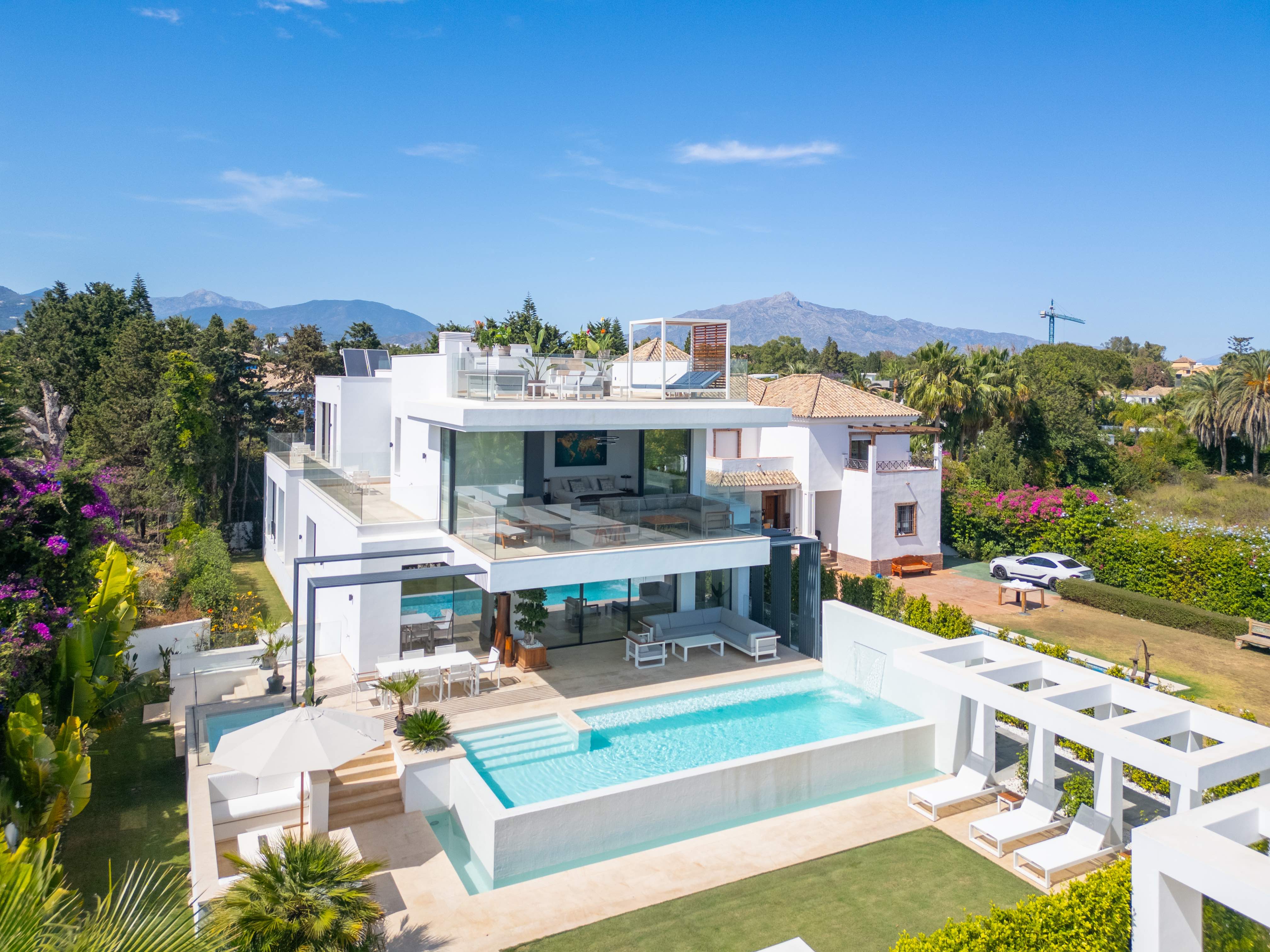 Casa de 7 Dormitorios y 9 Baños en venta en Atalaya, Estepona