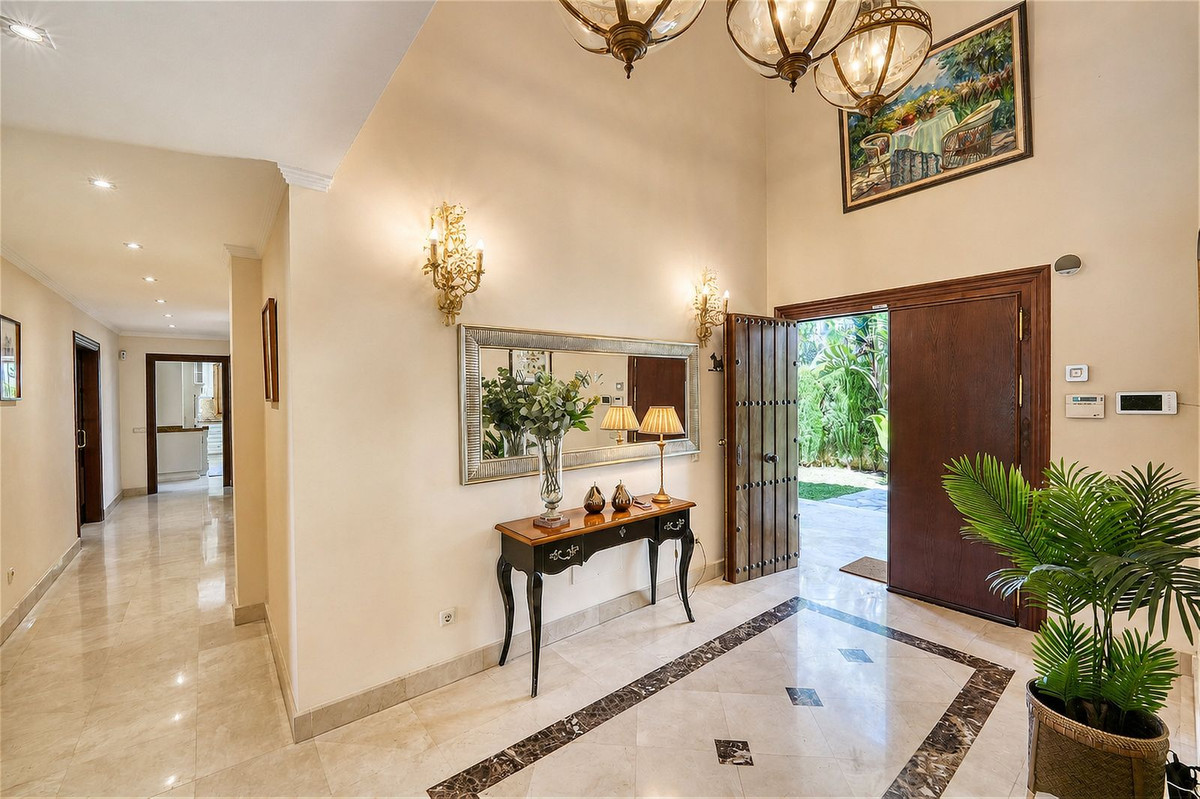 7 Bed, 4 Bath - Villa for Rent in Costabella, Marbella