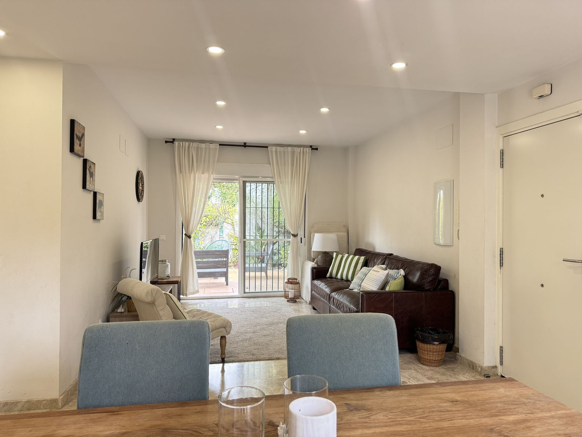 Piso de 2 Dormitorios y 2 Baños en venta en Nueva Andalucía, Marbella