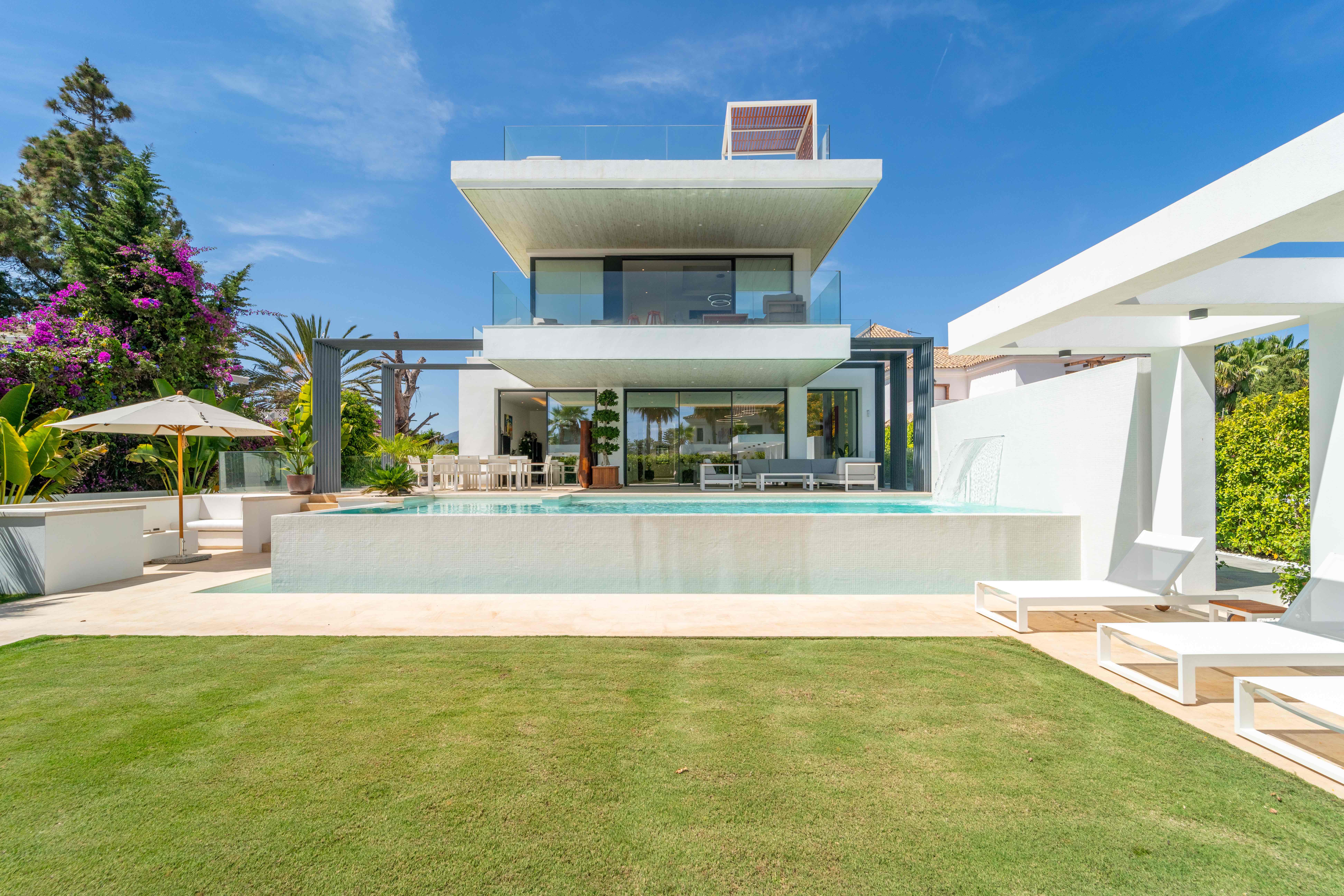 Casa de 7 Dormitorios y 9 Baños en venta en Atalaya, Estepona