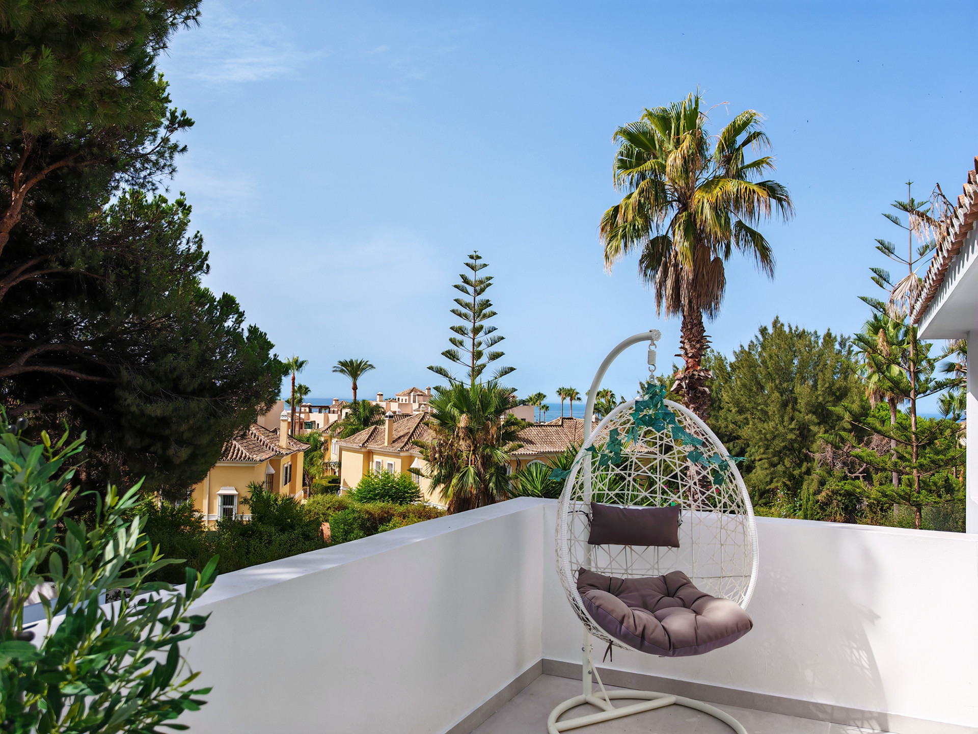 8 спални, 4 бани - Вила за продажба в Elviria, Marbella