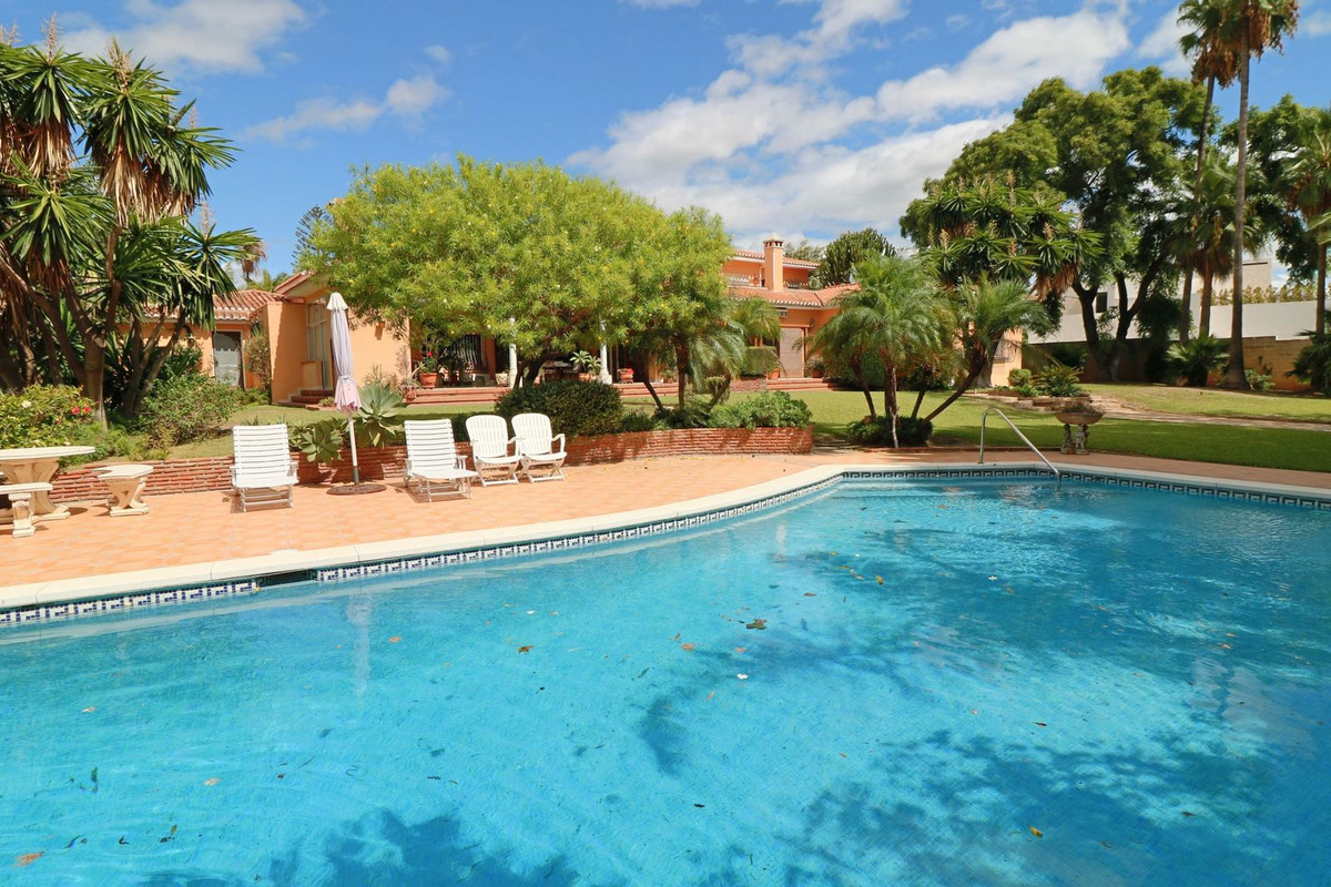 Casa de 6 Dormitorios en venta en El Paraíso, Estepona