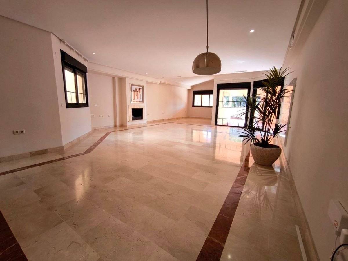 Ático de 3 Dormitorios y 4 Baños en venta en Puerto Banús