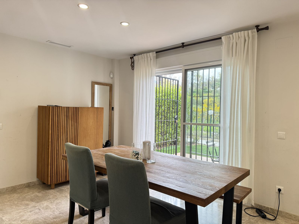 Piso de 2 Dormitorios y 2 Baños en venta en Nueva Andalucía, Marbella