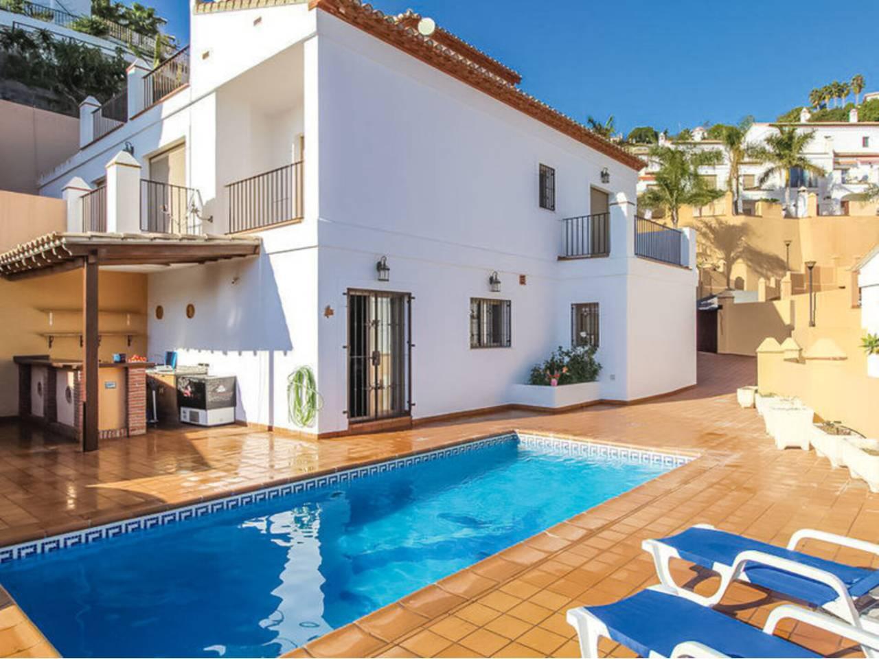 Casa Adosada de 5 Dormitorios y 2 Baños en venta en Almuñecar