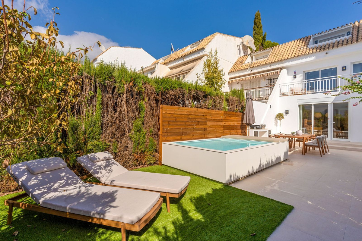 Casa Adosada de 4 Dormitorios y 4 Baños en venta en Milla de Oro, Marbella
