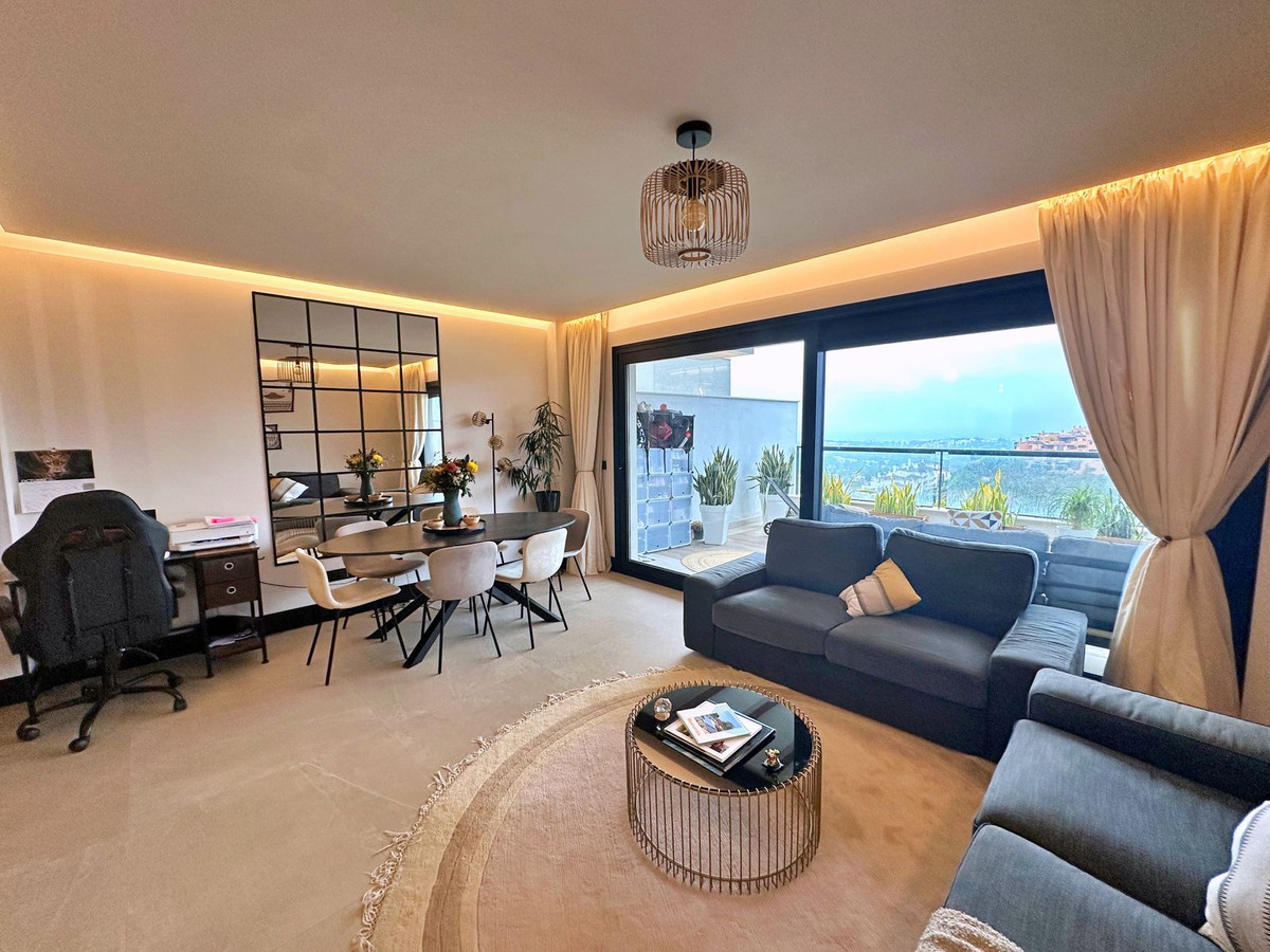 Piso de 2 Dormitorios y 2 Baños en venta en Nueva Andalucía, Marbella
