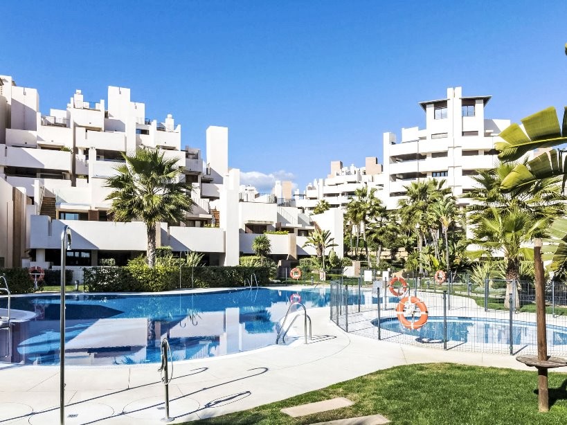 Piso de 2 Dormitorios en venta en La Alqueria, Estepona