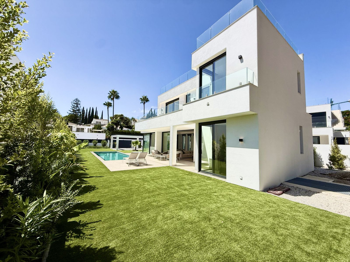 Casa de 6 Dormitorios en venta en Nueva Milla de Oro, Estepona