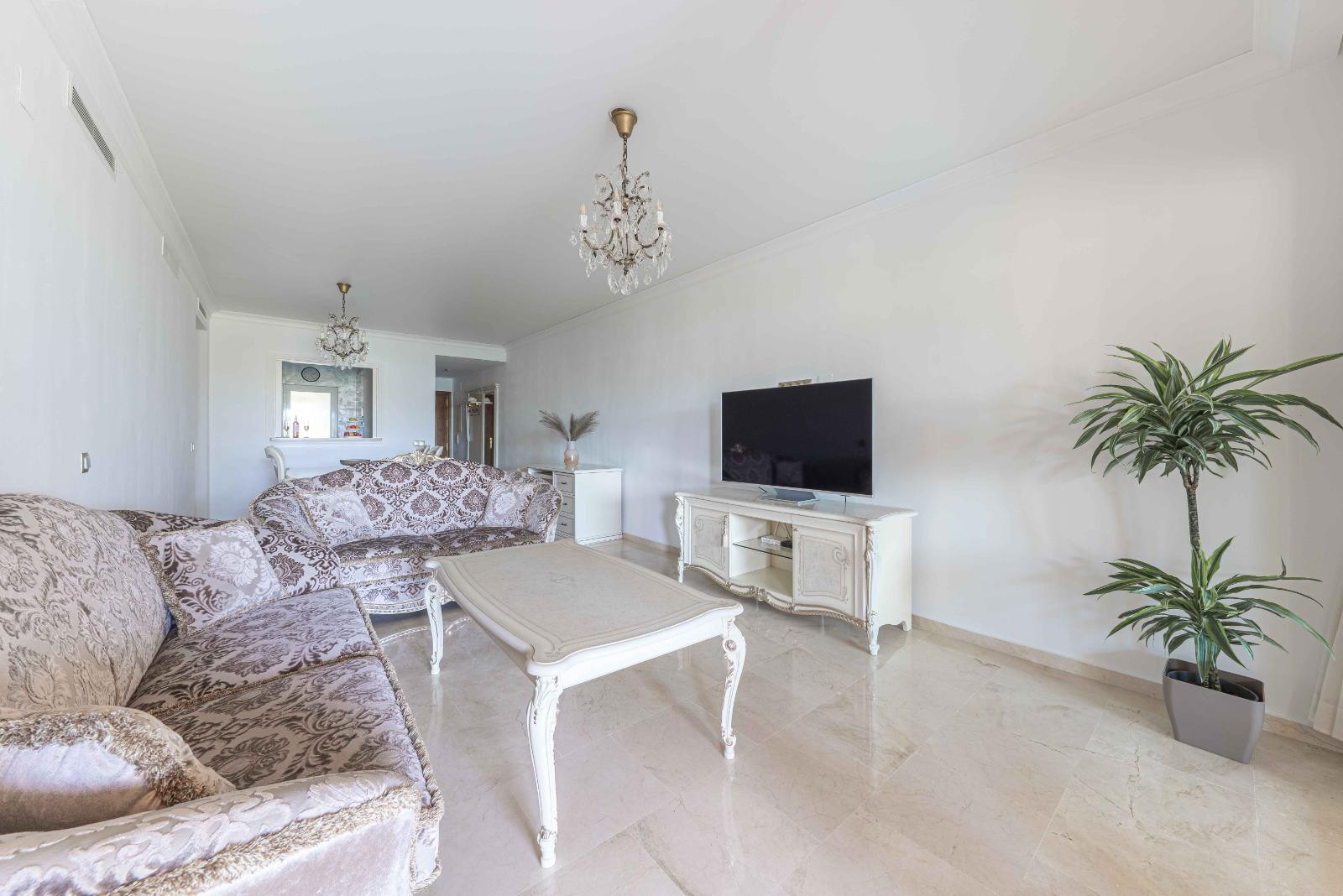 Piso de 2 Dormitorios en venta en El Paraíso, Estepona