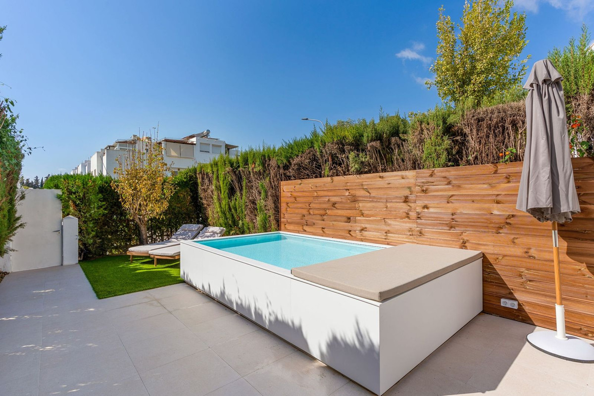 Casa Adosada de 4 Dormitorios y 4 Baños en venta en Milla de Oro, Marbella