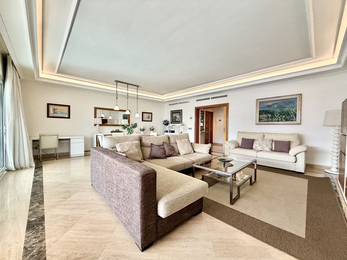 Piso de 2 Dormitorios y 2 Baños en venta en Puerto Banús