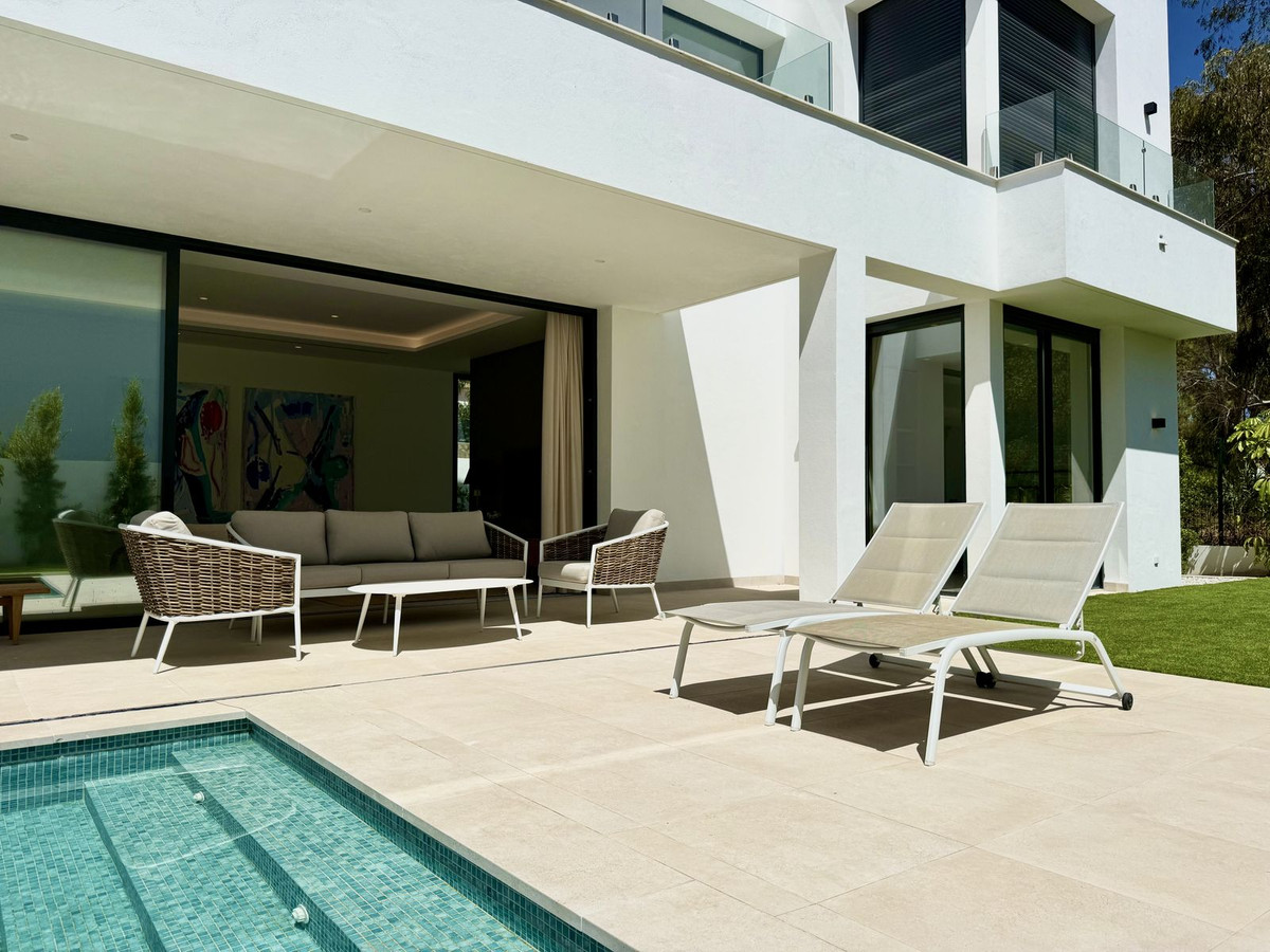 Casa de 6 Dormitorios en venta en Nueva Milla de Oro, Estepona